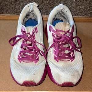 Brooks Levitate White and Pink Running Shoes no soles!